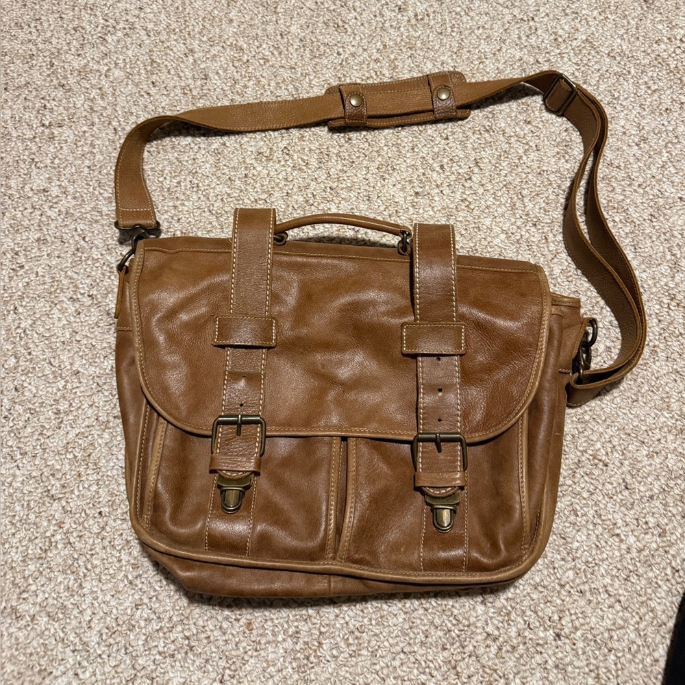Roots tribe leather messengers crossbody bag. Excellent condition. Non smoker.